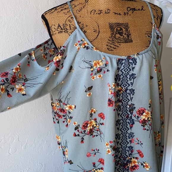 Open sleeve blouse 🌺 - Picture 2 of 3